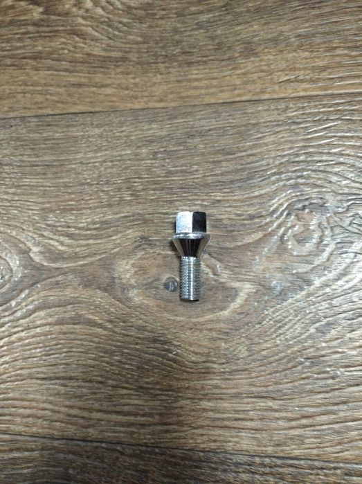 Болт для коліс 12 мм