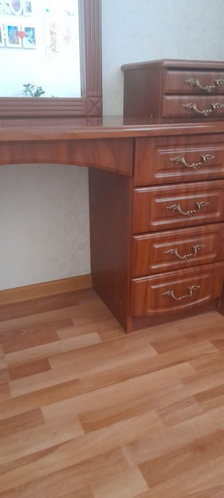 Столик туалетный с зеркалом  и пуфом в спальню