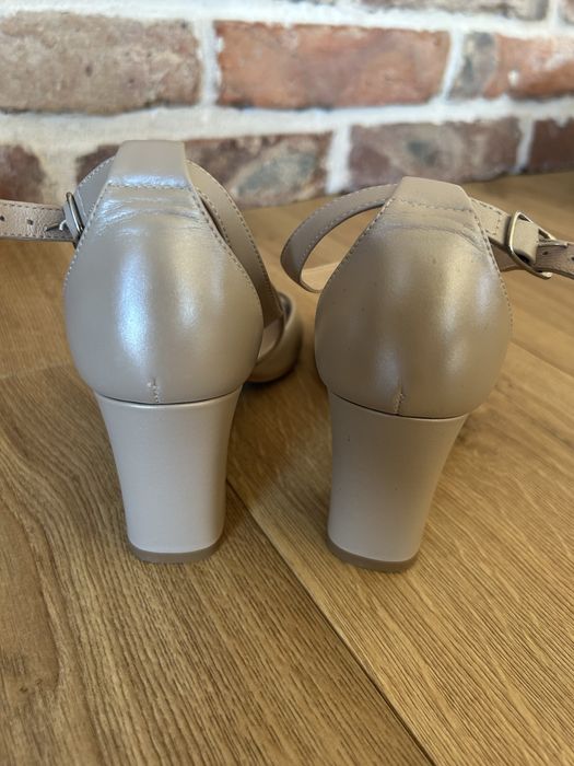 Sandały kotyl nowe beżowe 36