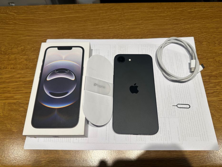 Apple iPhone 16e 128 GB – Czarny – jak nowy