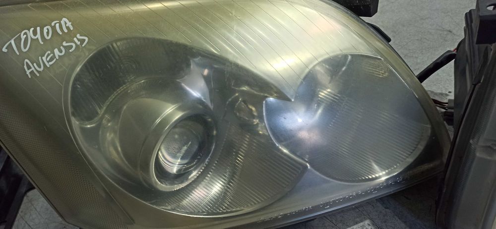 Farol Toyota Avensis