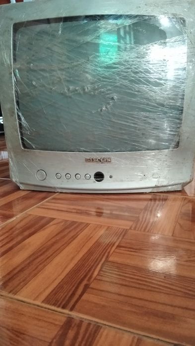 Tv   em razoável estado