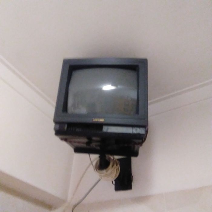 Televisão a cores Mitsubishi a funcionar.