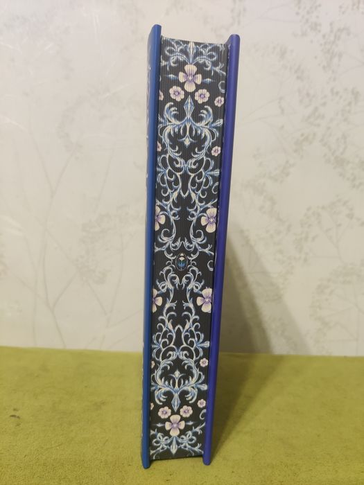 Книга Graceless heart by Isabel Ibañez, видання OwlCrate