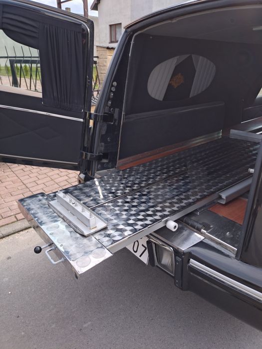 Karawan pogrzebowy Cadillac DeVille wersja europejska, cena brutto