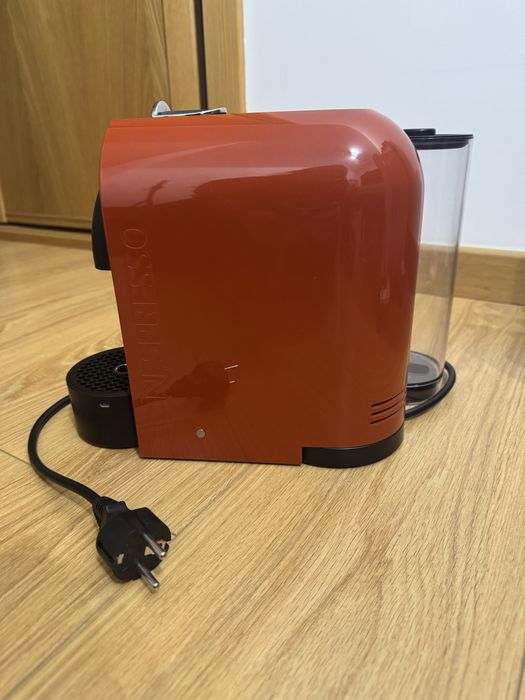 Maquina de cafe Nespresso Pulse EN 110 vermelha