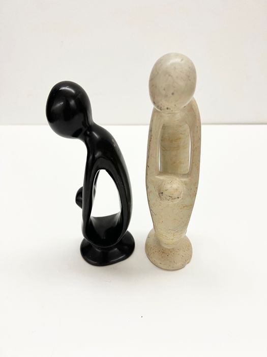 Duas estátuas em pedra