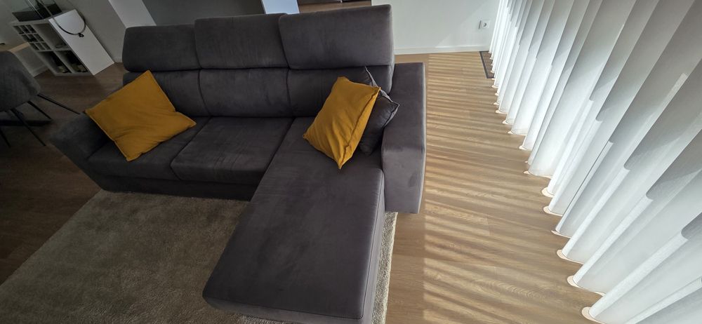 Sofá cinzento com chaise longue