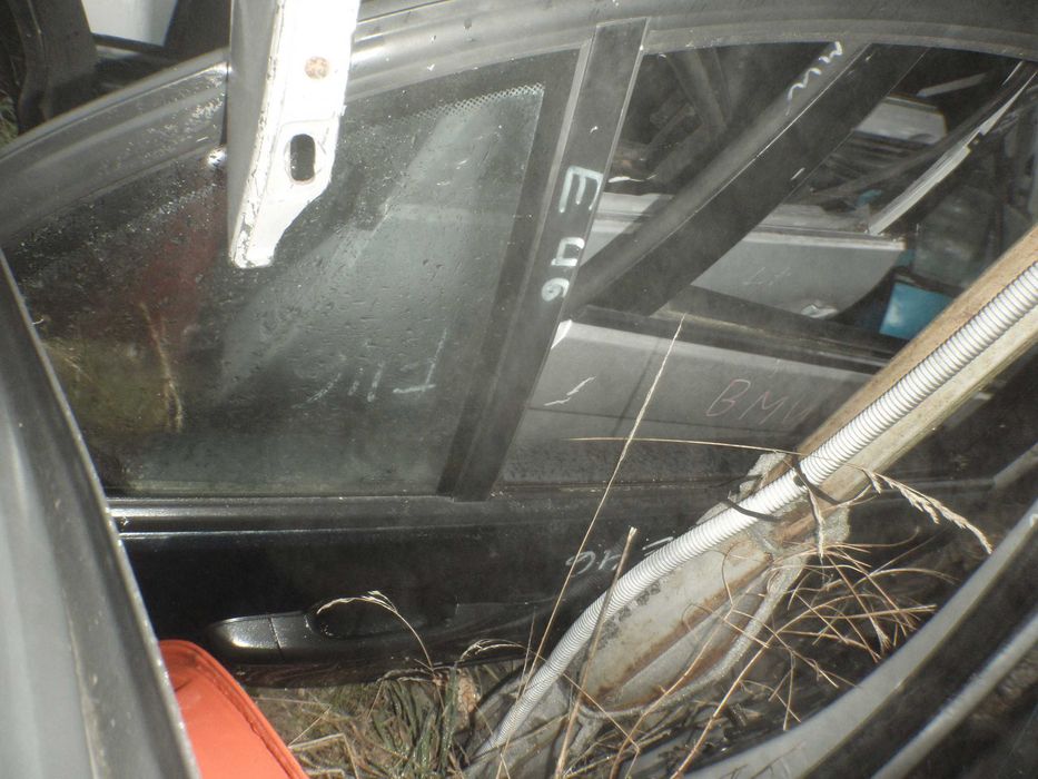 drzwi bmw e46 posiadam wszystkie części do tego modelu.