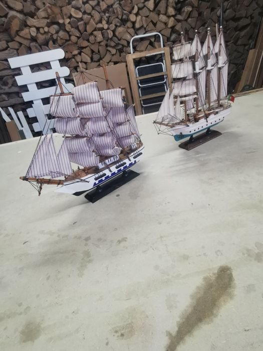 2 barcos em miniatura