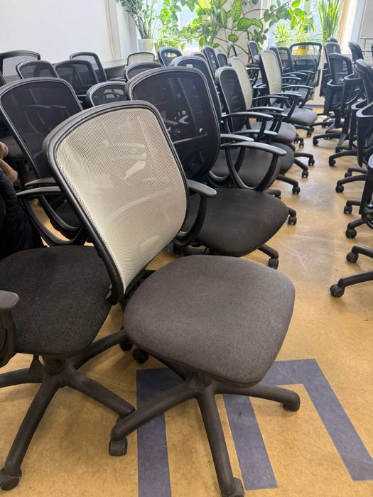 Оптовий продаж офісних крісел для бізнесу.