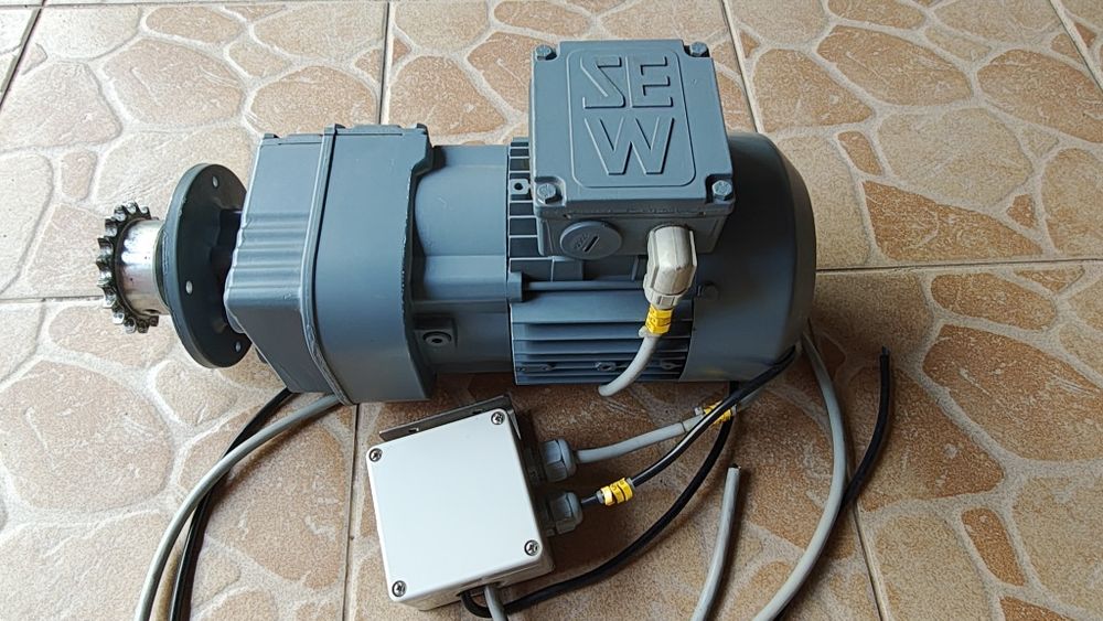 Silnik Motoreduktor SEW EURODRIVE RF17 DT71D4/TH 0,37kW 81 obr/min 3-fazowy