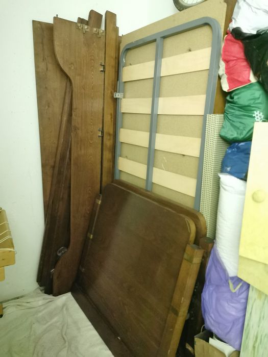 Cama de madeira maciça (corpo e meio)