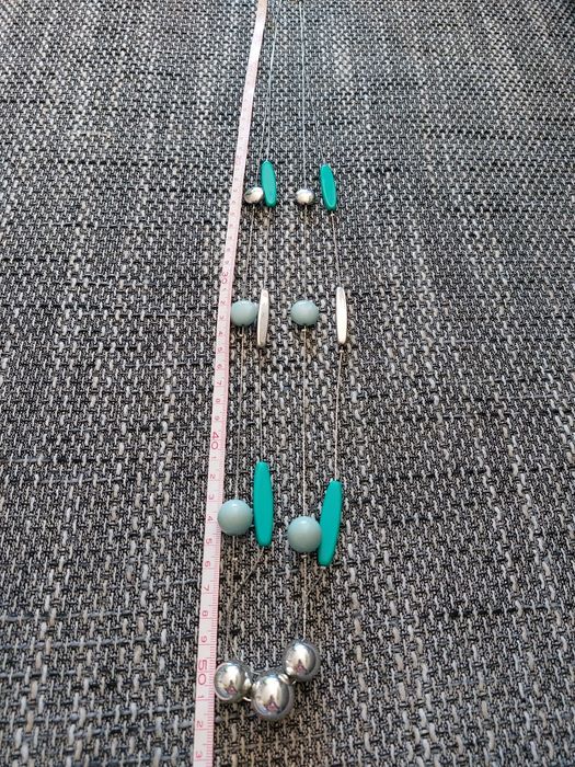 Długi wisiorek łańcuszek z pieknymi zielonymi kamykami