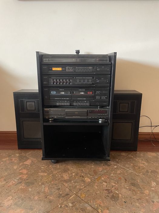 Aparelhagem da Sanyo com gira discos, leitor de CDs e coluna