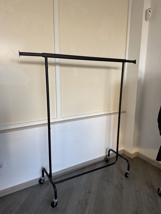 Suporte para roupas preto