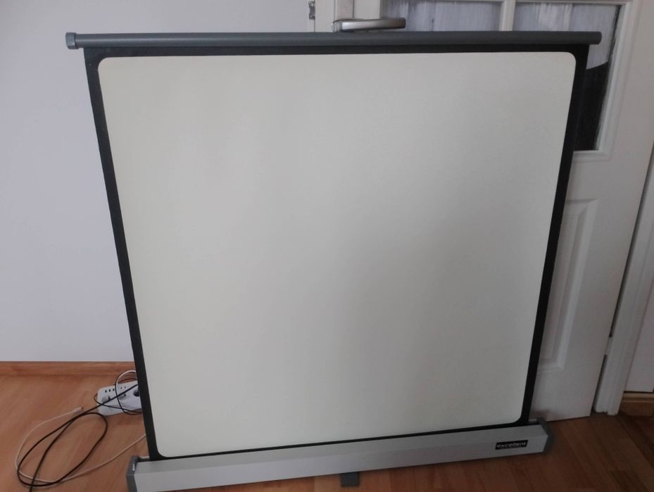 Ekran do projektora stary ładny stan
