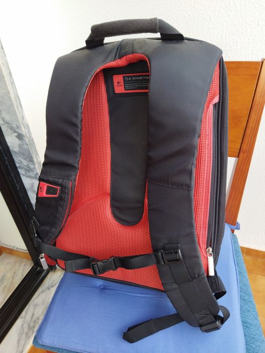 Mochila p/ portátil Logitech Kinetik