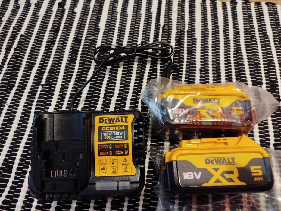 Zestaw zasilający 18v  2x5.0/dcb1104