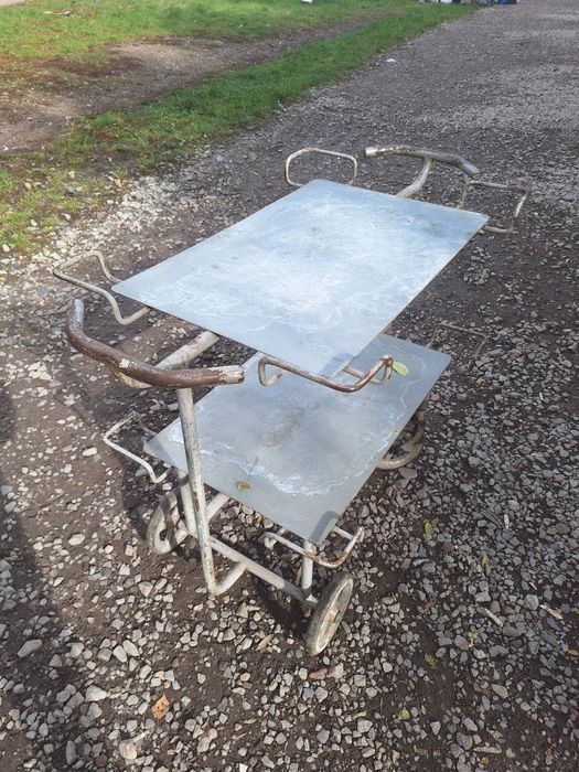 Stary wózek na kółkach barek