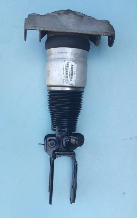 Пневмостойка передняя правая Volkswagen Touareg пневмо стойка права