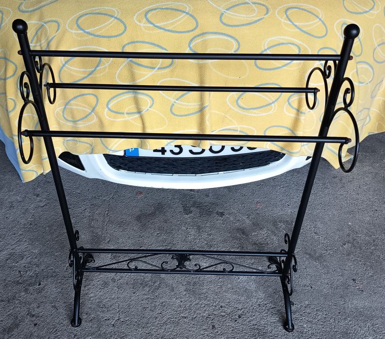 Toalheiro de Chão em Ferro Detalhes Decorativos