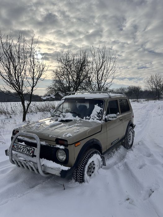 Продам ниву на бойовому ходу. Було проведено дуже багато робіт а саме заміна двигуна  нове зчепленя  , масло,антефриз, всі сальнічки прокладки , перебрані повністю передні тормоза , перебрана ходова , новий радіатор та краник пічки гріє добре , роздатка на підрамнику передній міст відвязаний  коробка 5ст  мотор 03. Стоїть газова установка. Працює як на бензині так на газу добре   Їде непогано збито  де треба підварена .  З мінусів трохи підвиває якийсь міст .  Обмін пропонуйте розгляну варіанти