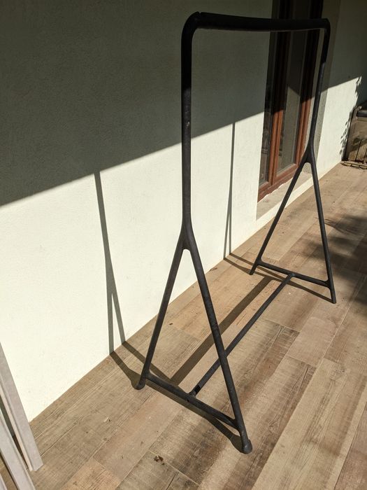Expositores de roupa do IKEA pretos.