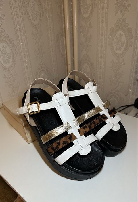 Sandały na platformie