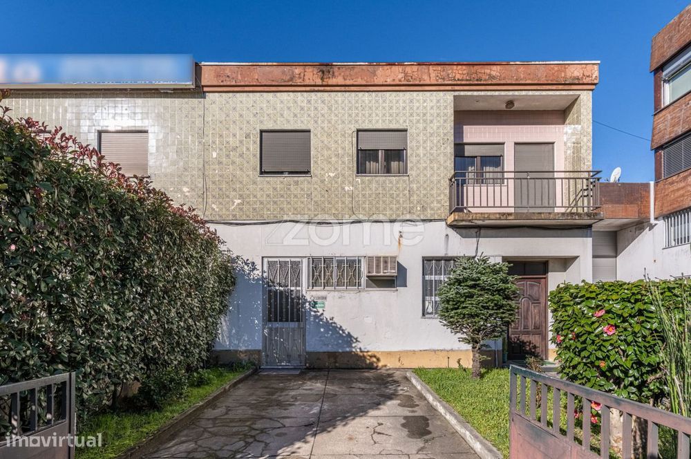 Venda de Imóvel Misto: Pavilhão Industrial + 2 Habitações T1+T3