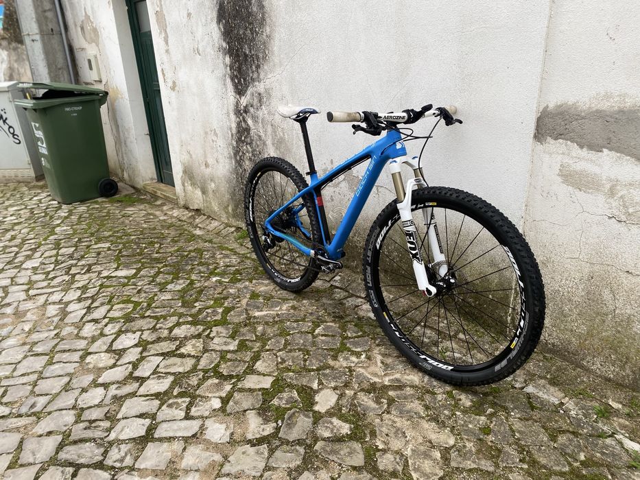 Bicicleta btt em carbono roda 29 quandro M