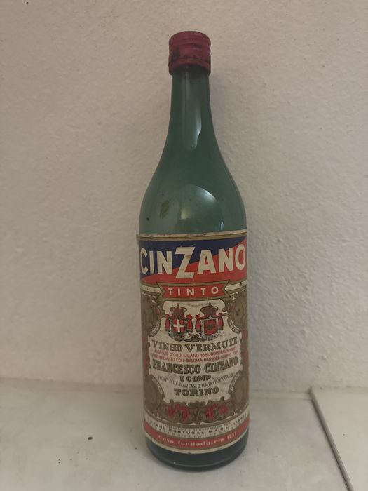 Garrafa de cinzano tinto para coleçao vazia