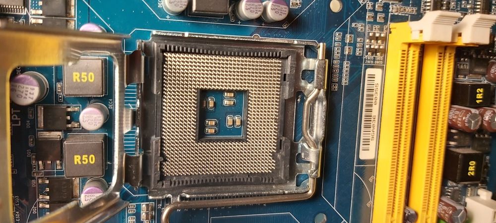 Motherboard Gigabyte GA-G31M-ES2L, Socket 775 + Processador