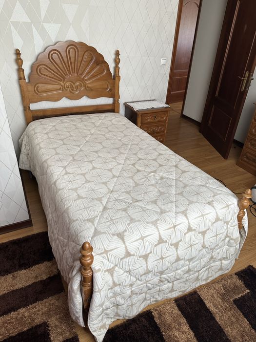 Mobília quatro solteiro (cama, mesa cabeceira, cómoda central)