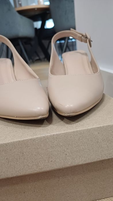 Beżowe pantofle z odkrytą piętą na obcasie słupku