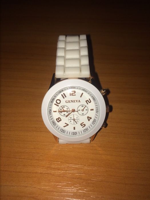 Часы женские, белые, фирма Geneva