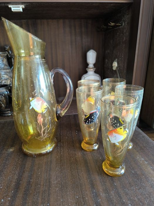 Conjunto incompleto de copos e jarra