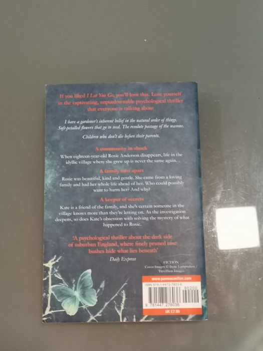 Livro “The bones of you” de Debbie Howells