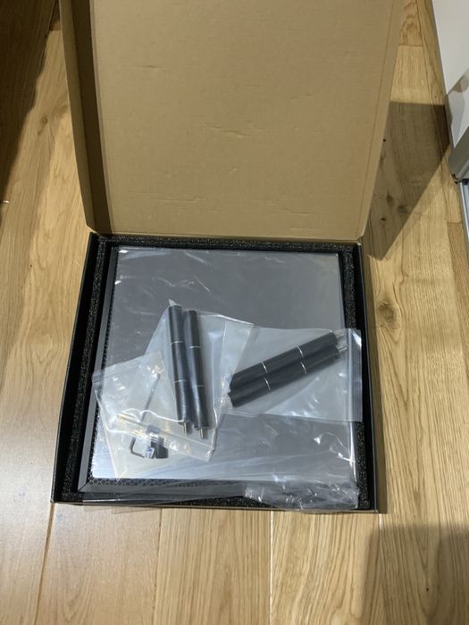 Stół o stukturze plastra miodu do grawerki plotera