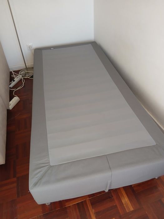 Sommier ikea 90x200 cm, com pés e forro, como novo.