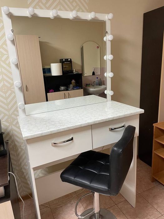 Продам косметичний столик