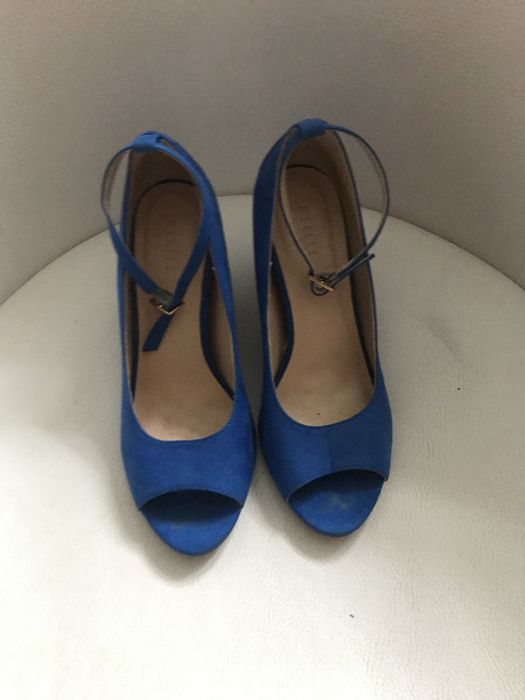 Kobaltowe buty na koturnie Mohito r. 37/23,5