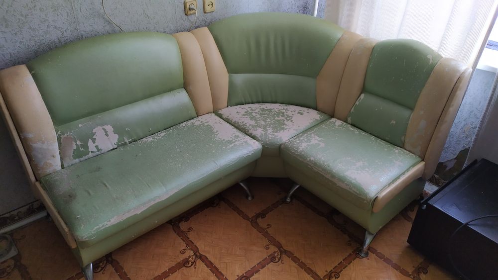 Кухонний м'який диван угловий.