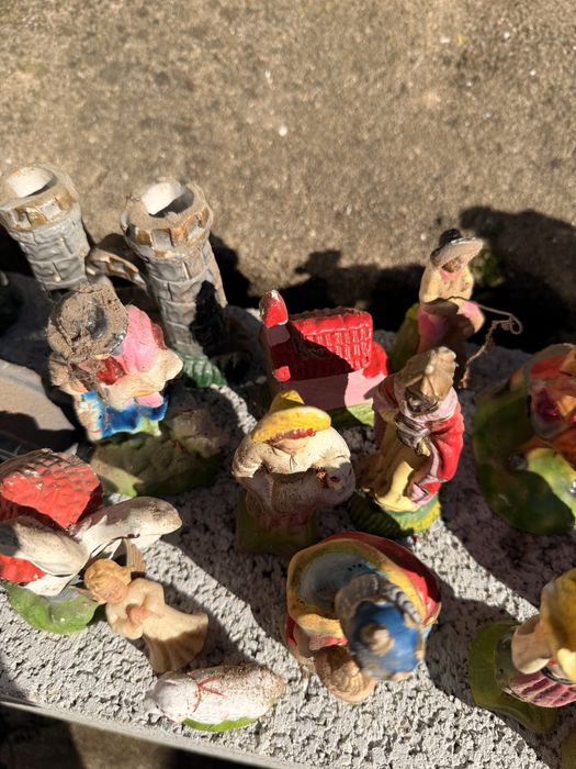 Conjunto de 25 figuras de presépio em barro