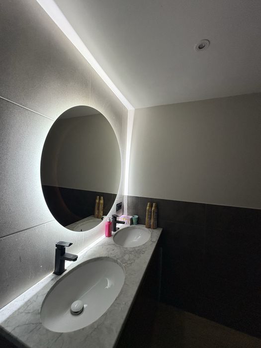 Dom z rzeka i stawem