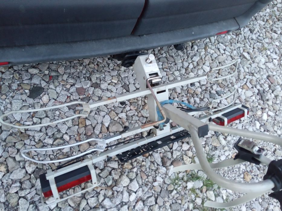 Uchylany bagażnik EUFAB na dwa rowery