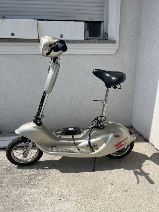 Hulajnoga elektryczna z siedziskiem