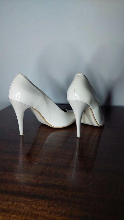 Beżowe szpilki r.37