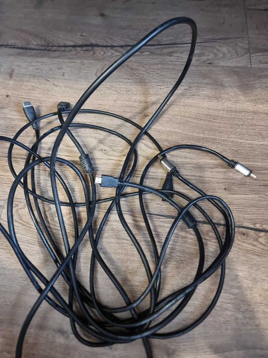 Zestaw anten, wzmacniaczy, nadajników, kabli do przyłącza Internetu