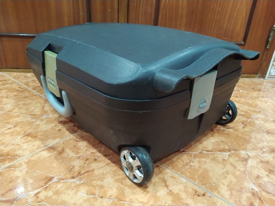 Mala malas de porão até 23 kg ou de cabine 8 a 10 kg. Casa quarto apartamento vivenda carro.
